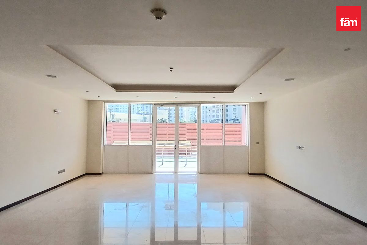 Spacious 1 BR Unfurnished Apt | Beachfront Living-3