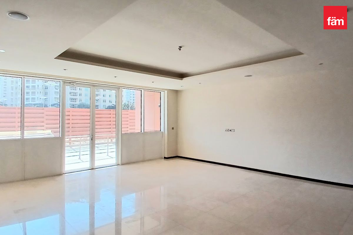 Spacious 1 BR Unfurnished Apt | Beachfront Living-3