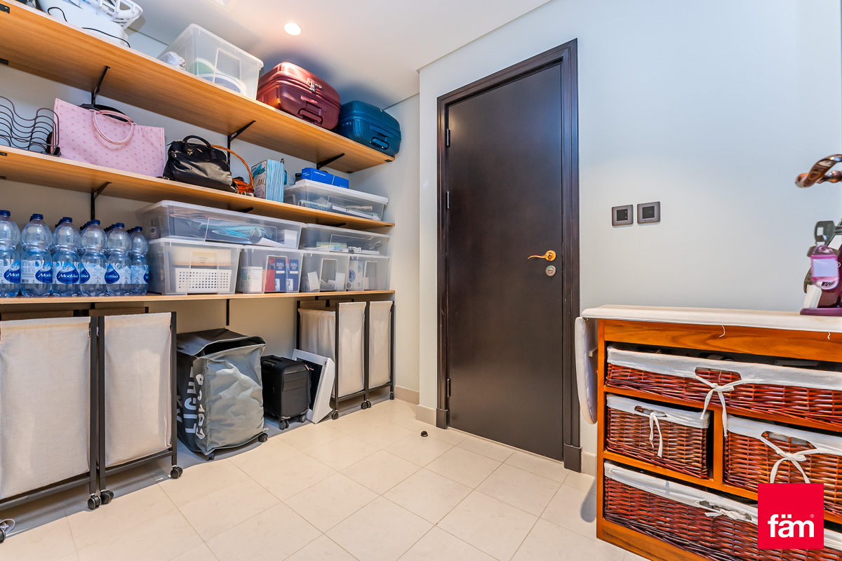 Private Beach / Furnished / Available Mid-May-27