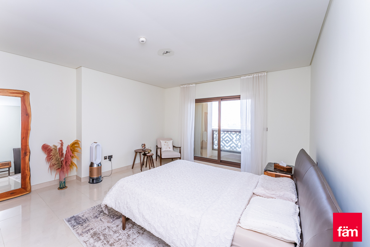 Private Beach / Furnished / Available Mid-May-10