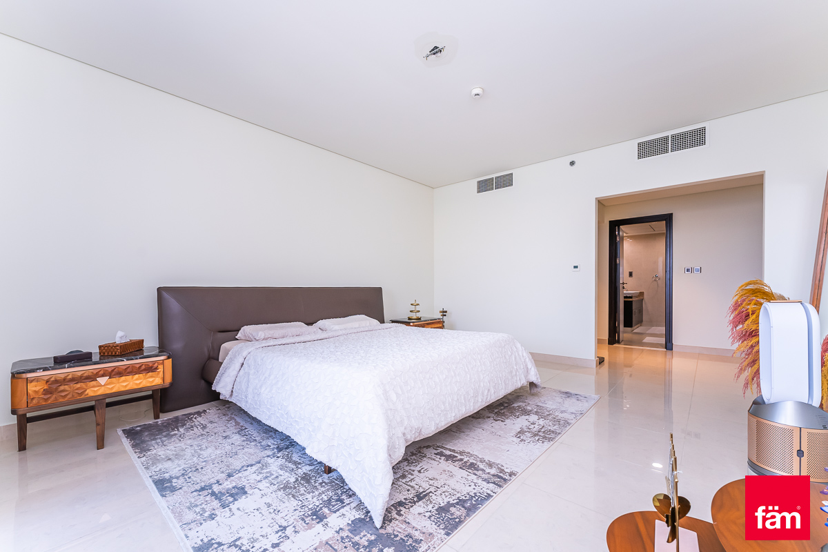 Private Beach / Furnished / Available Mid-May-11
