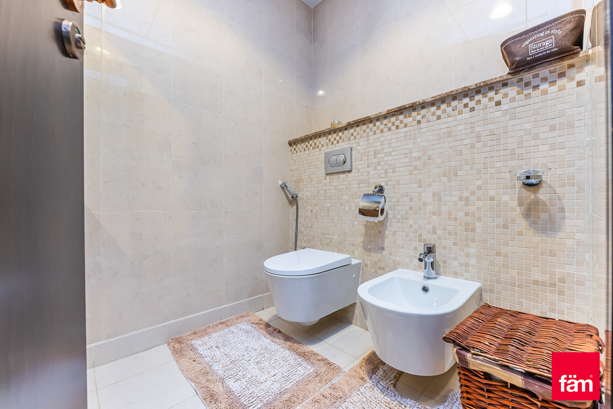 Private Beach / Furnished / Available Mid-May-15