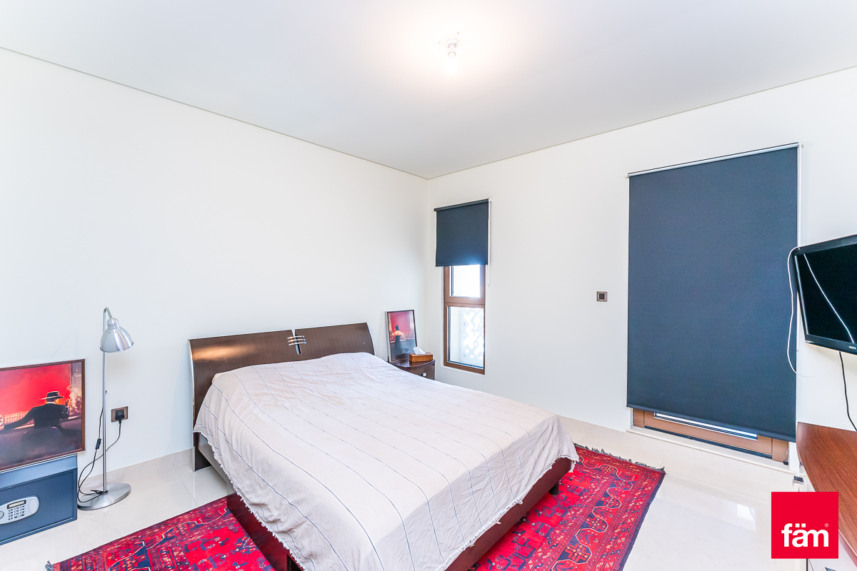 Private Beach / Furnished / Available Mid-May-18