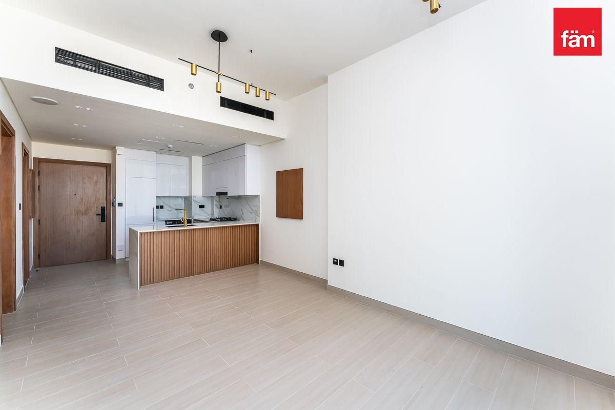 LOW FLOOR | SPACIOUS LAYOUT | GREAT FINISHING-9
