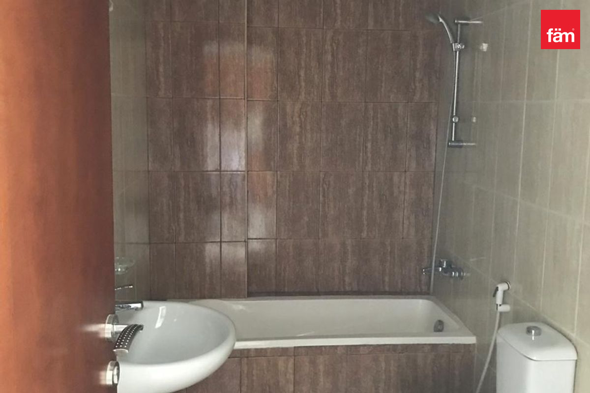 BALCONY | INVESTOR DEAL | NEXT TO METRO-8