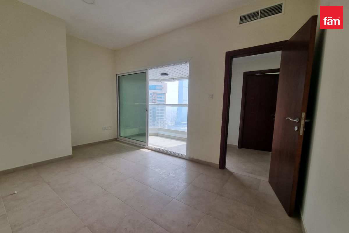 Open Day | 8% net ROI | Fascinating Lake View-9