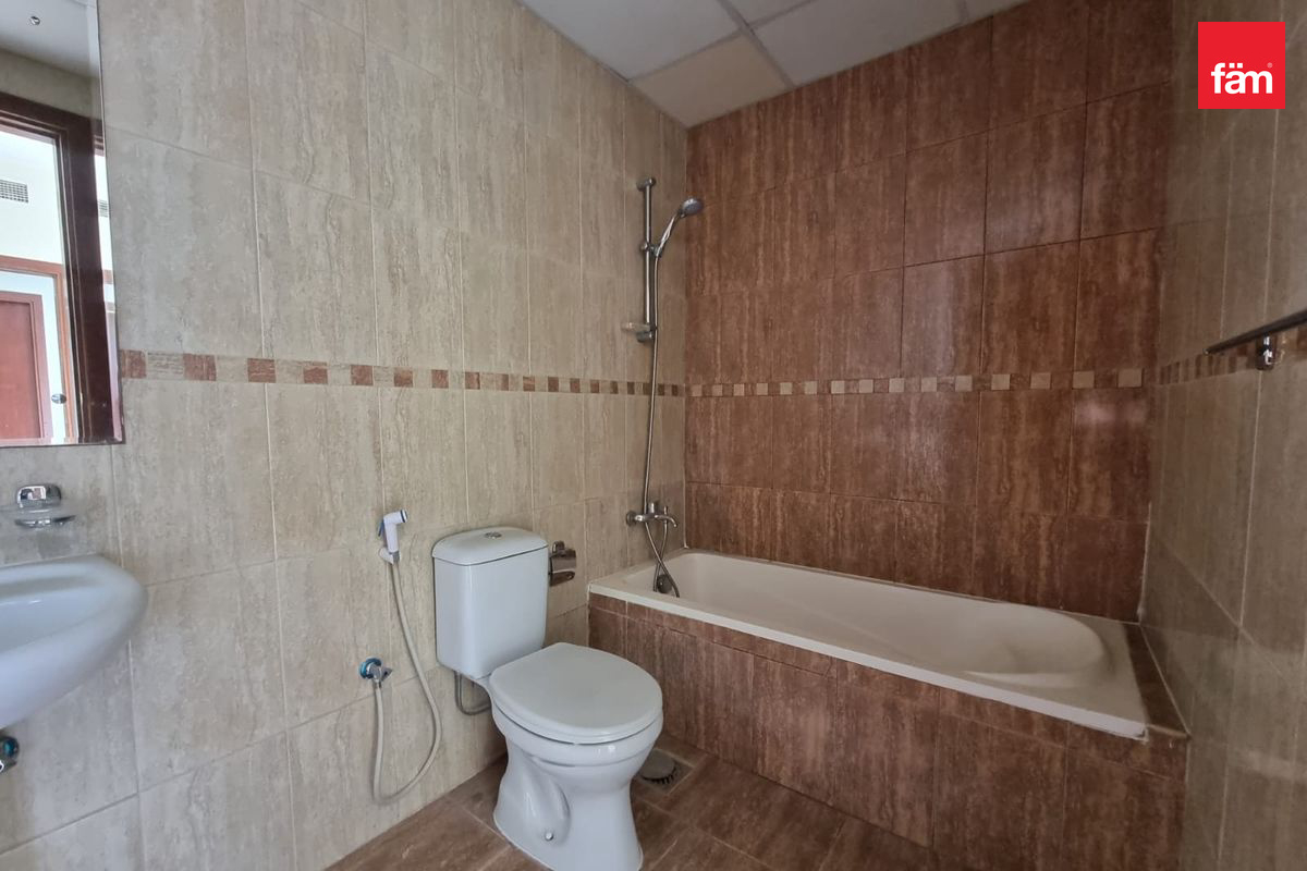 Open Day | 8% net ROI | Fascinating Lake View-17
