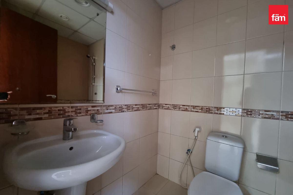 Open Day | 8% net ROI | Fascinating Lake View-18