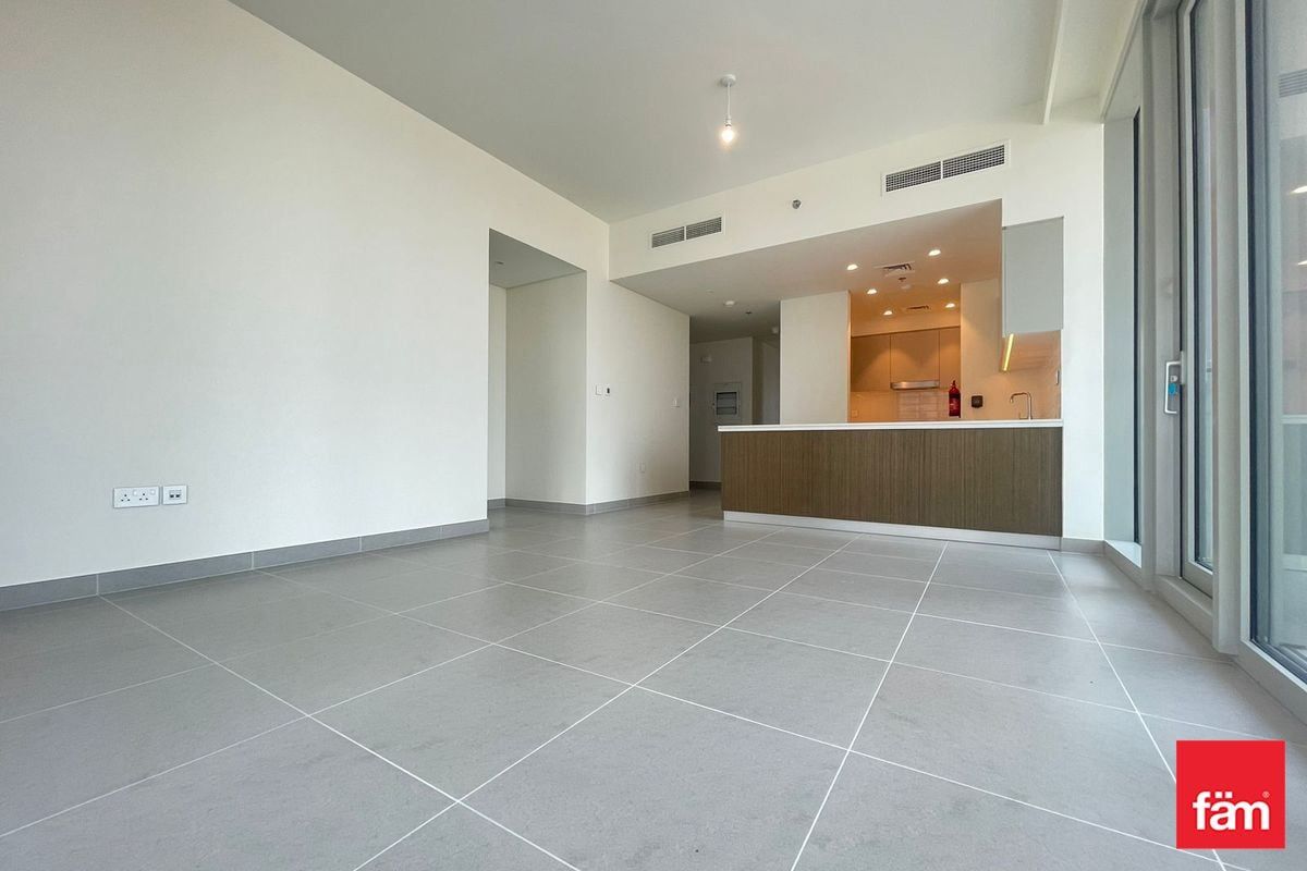 Spacious apt, Burj Khalifa view, near metro!-8