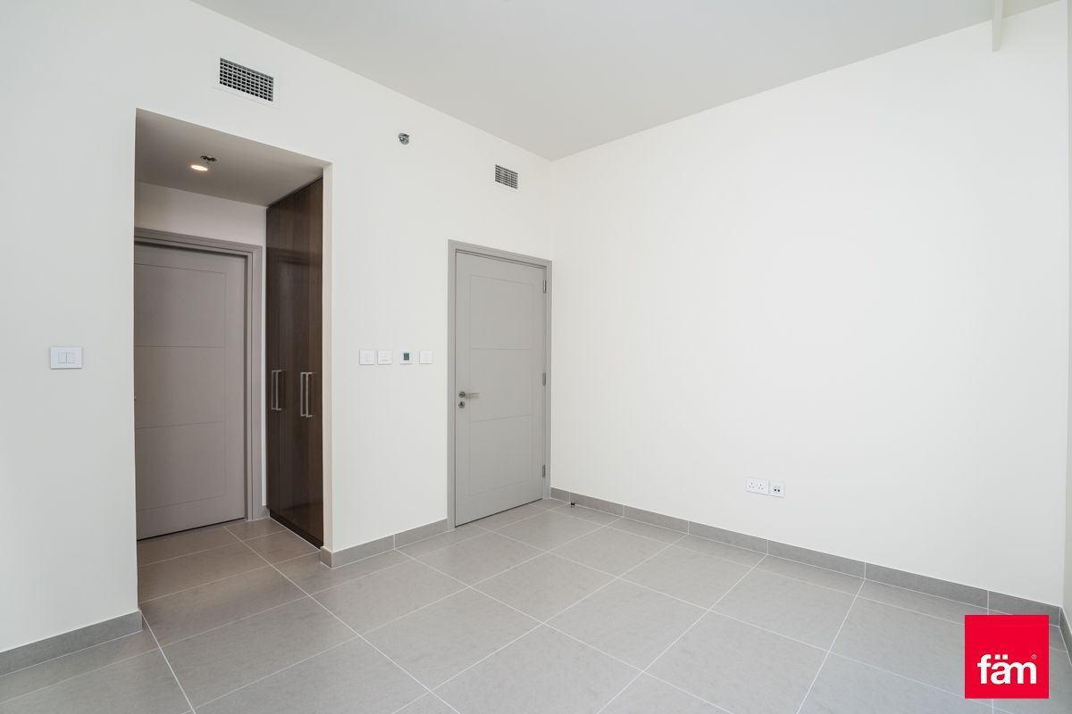 Spacious apt, Burj Khalifa view, near metro!-16