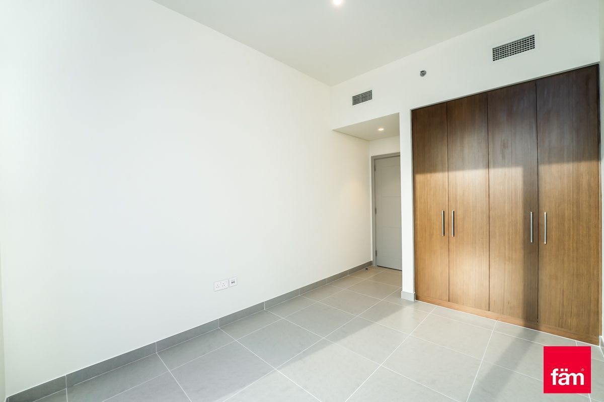Spacious apt, Burj Khalifa view, near metro!-13