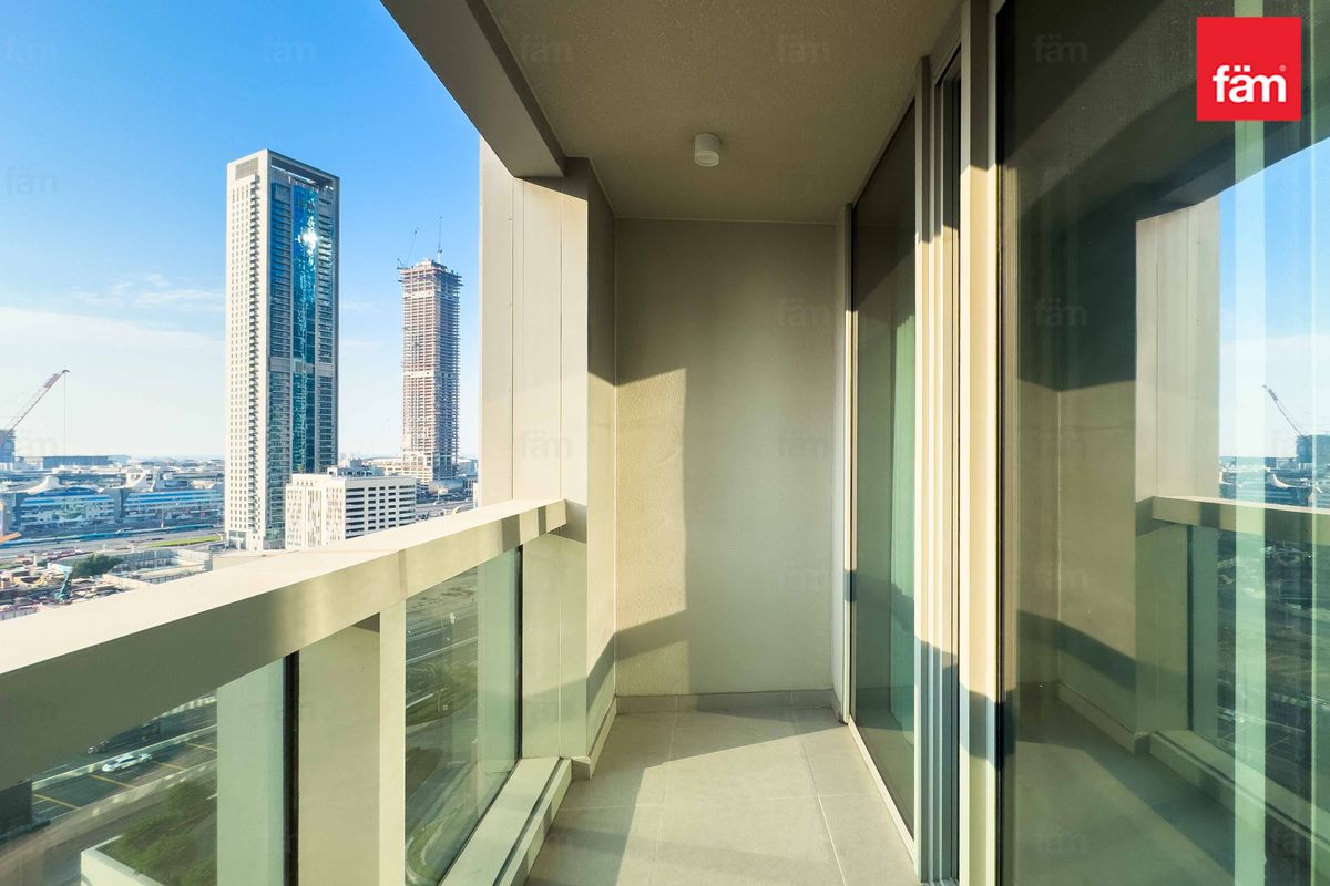 Premium Finishes | Floor-to-Ceiling Windows-11