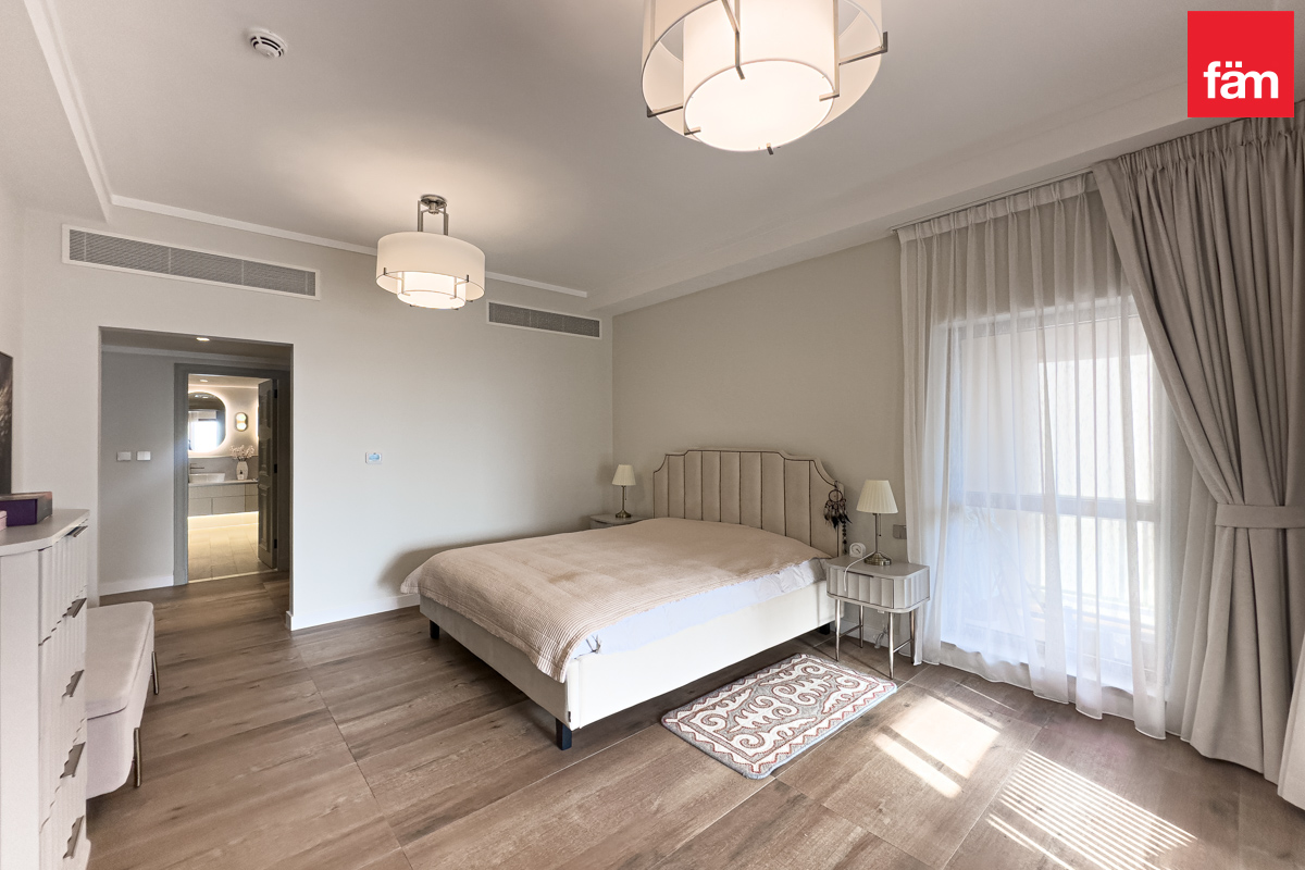 Cozy Fully Upgraded 2 B/R | Particial Sea View-6