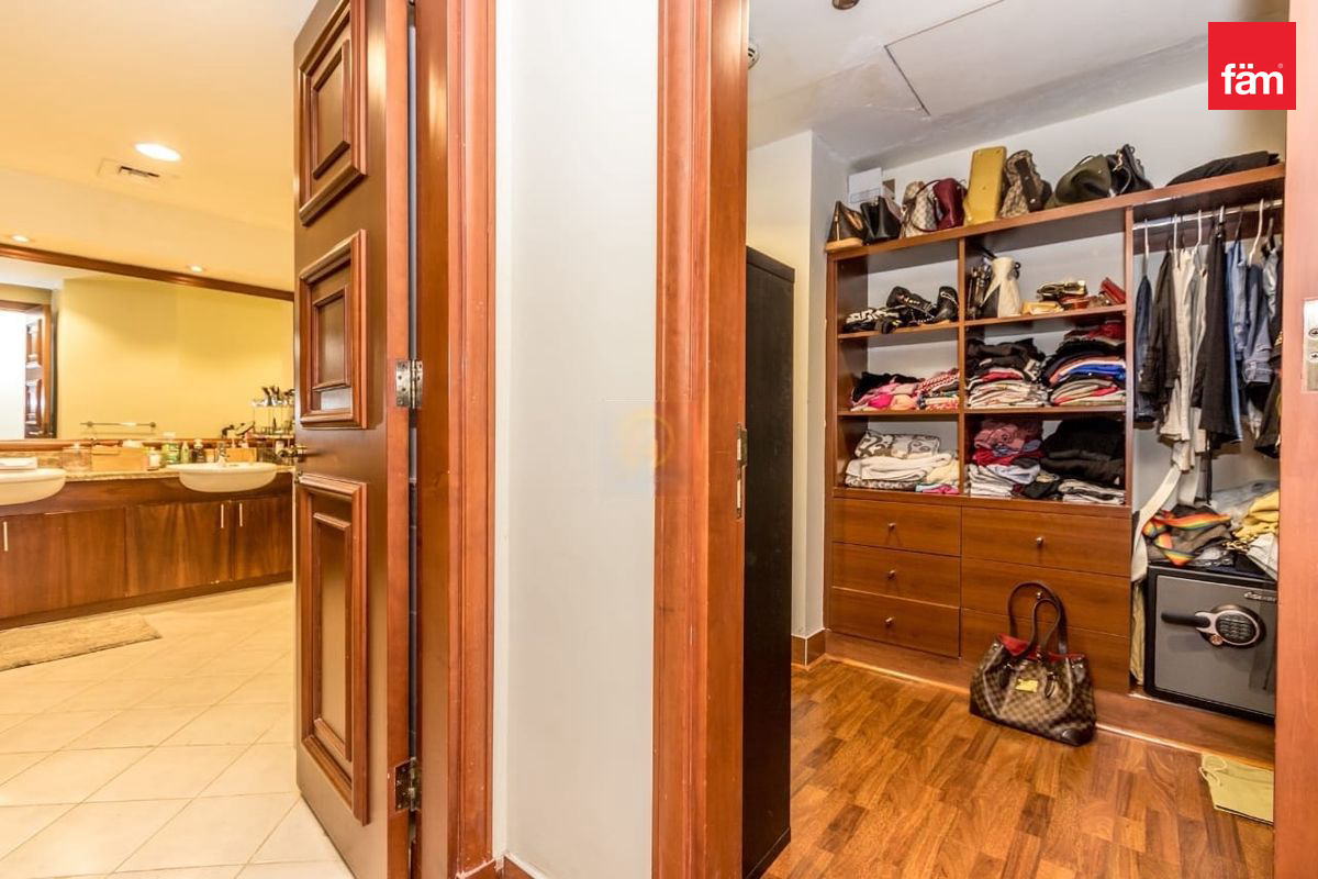 Best Location|/Furnished 3-Bedroom Apartment-6