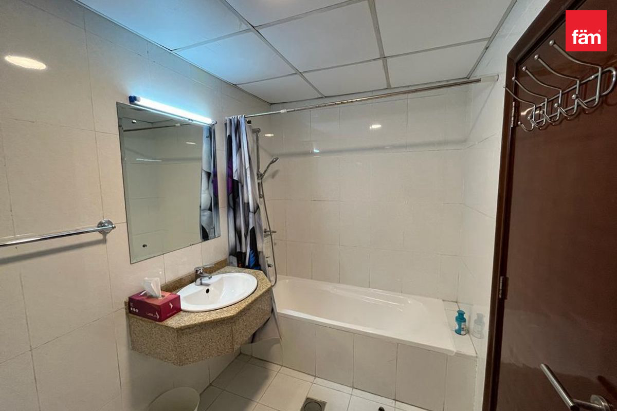 Spacious Layout | Vacant | Sea View-19