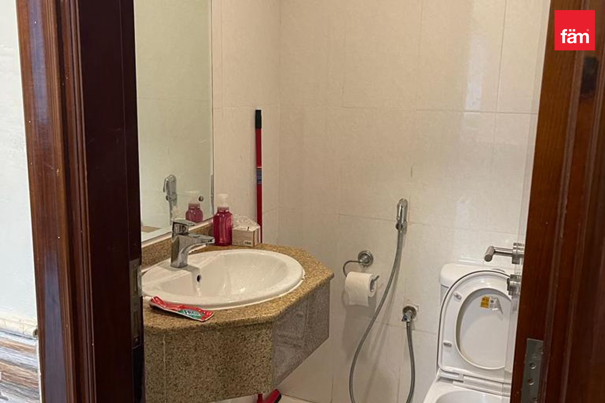 Spacious Layout | Vacant | Sea View-16