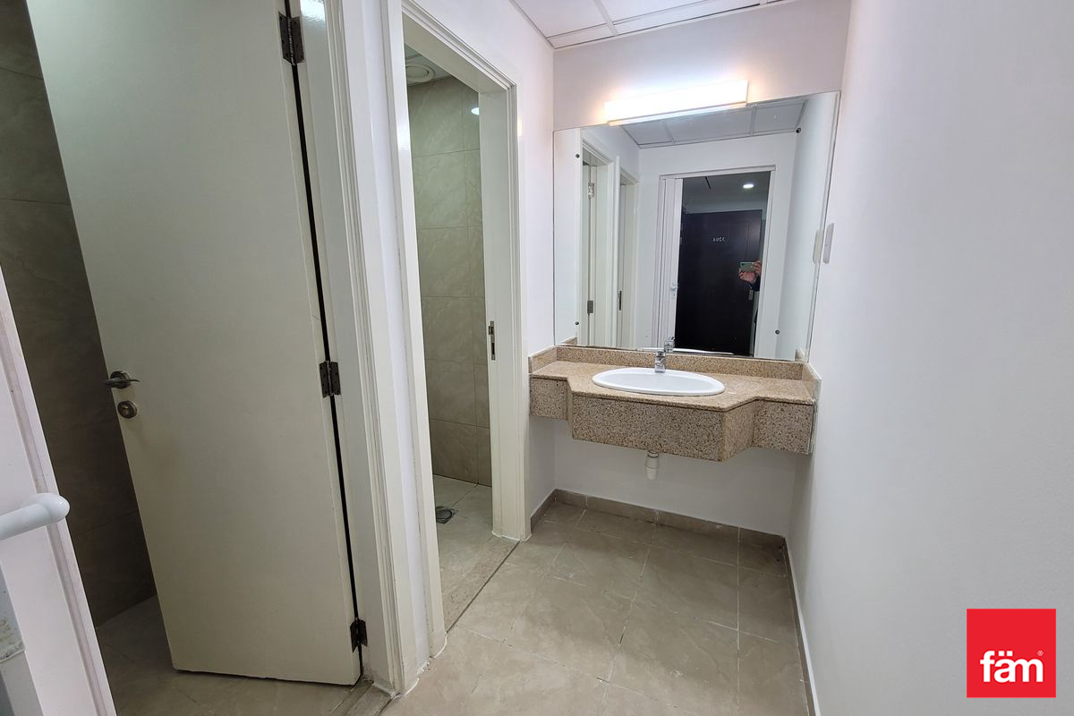 Sea Facing | Maid's Room | High Floor-18