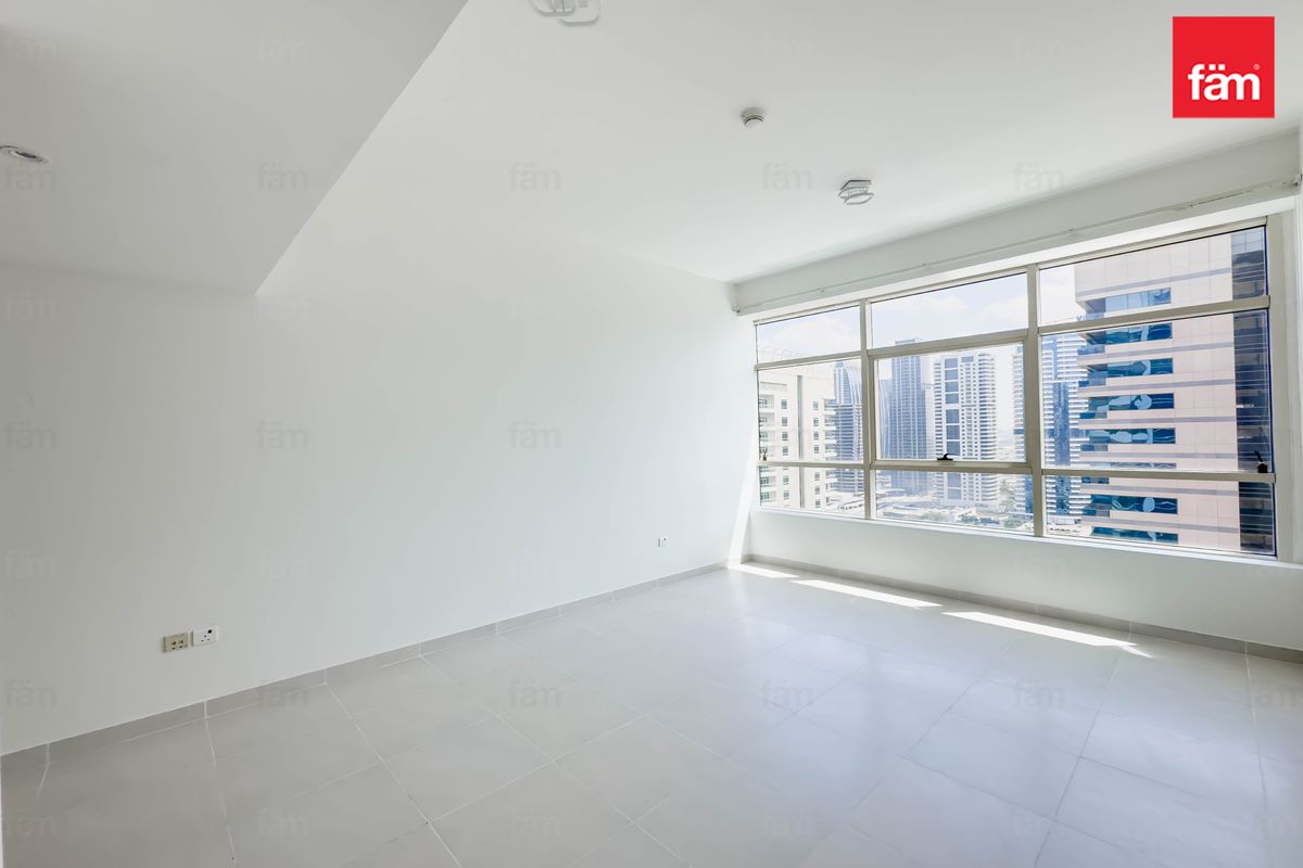 Vacant / Unfurnished / Prime Location-3