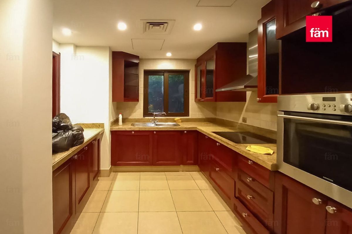 Large layout 1 bedroom unfurnished Vacant-6