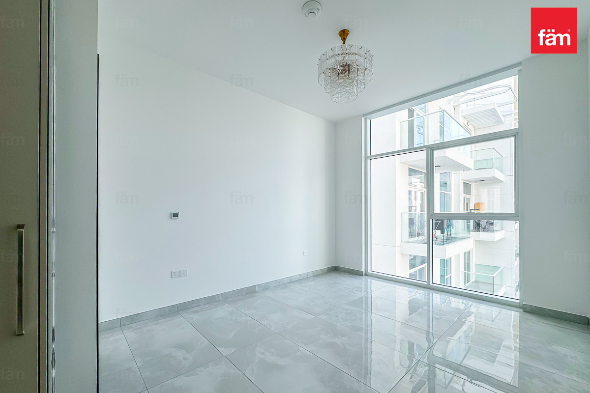 Minutes To Metro | Fitted Kitchen | High Floor-12