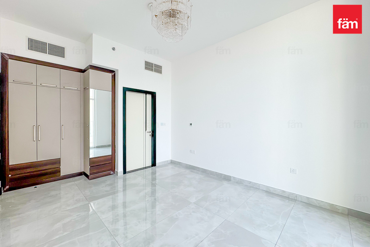 Minutes To Metro | Fitted Kitchen | High Floor-9