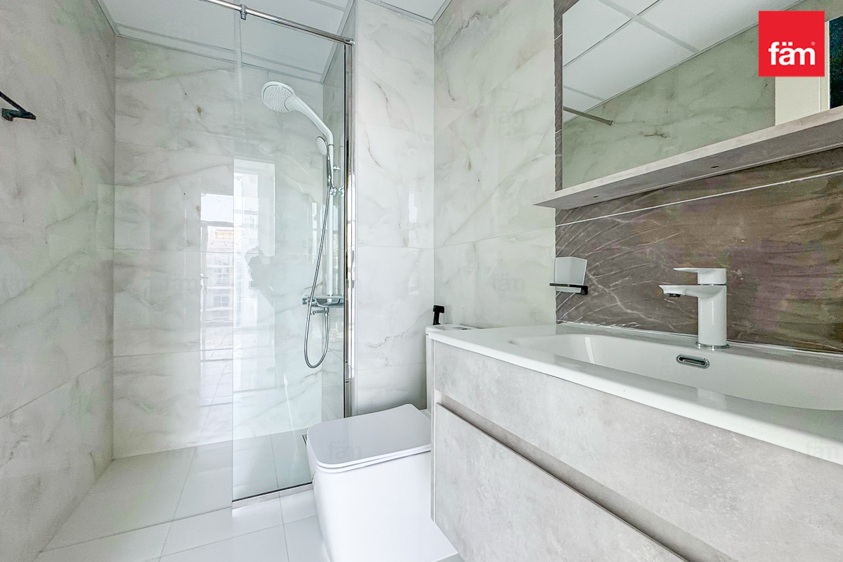 Minutes To Metro | Fitted Kitchen | High Floor-14