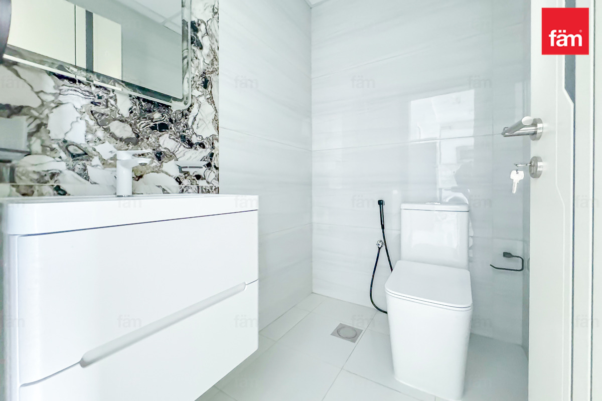 Minutes To Metro | Fitted Kitchen | High Floor-13