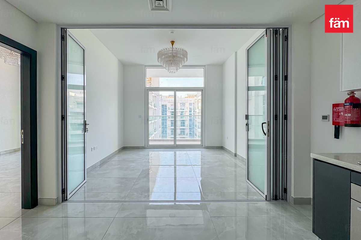 Minutes To Metro | Fitted Kitchen | High Floor-7