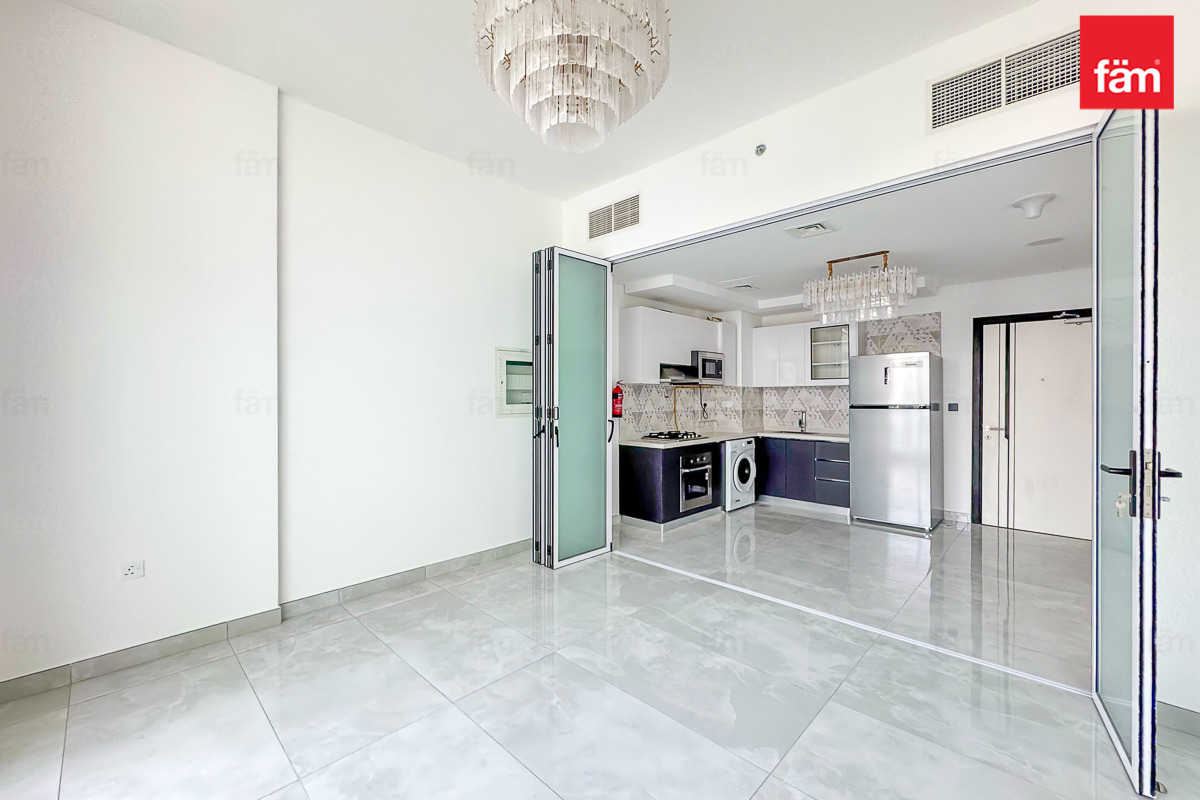 Minutes To Metro | Fitted Kitchen | High Floor-6