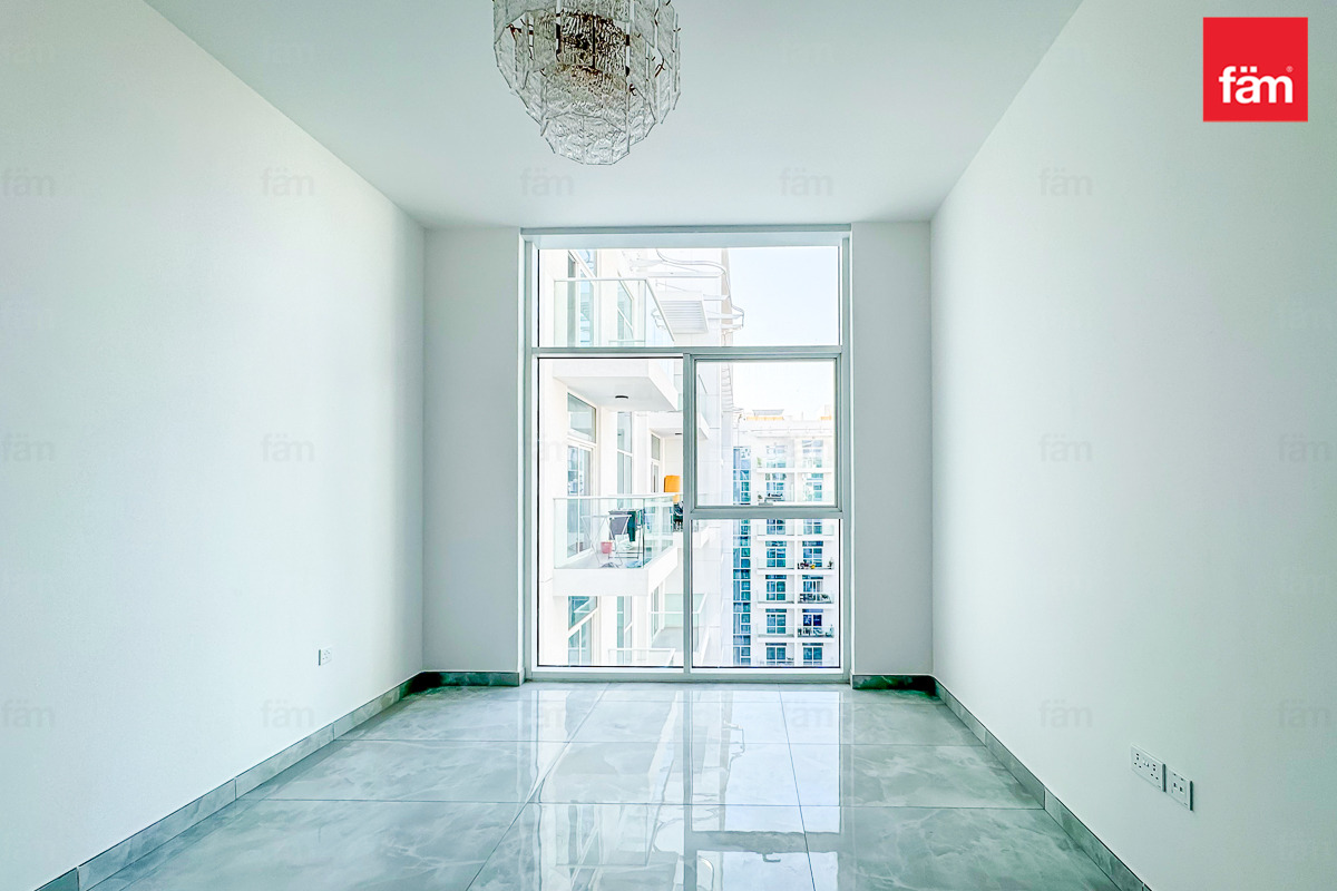 Minutes To Metro | Fitted Kitchen | High Floor-11