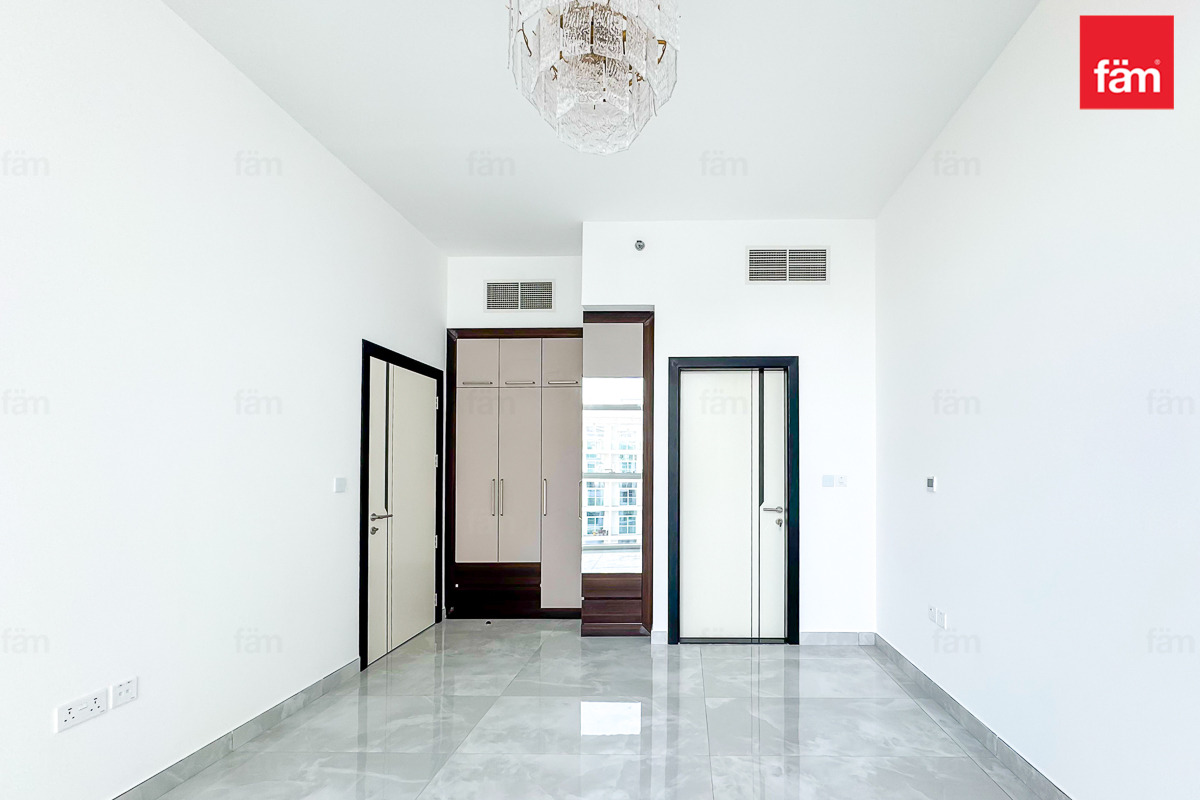 Minutes To Metro | Fitted Kitchen | High Floor-8