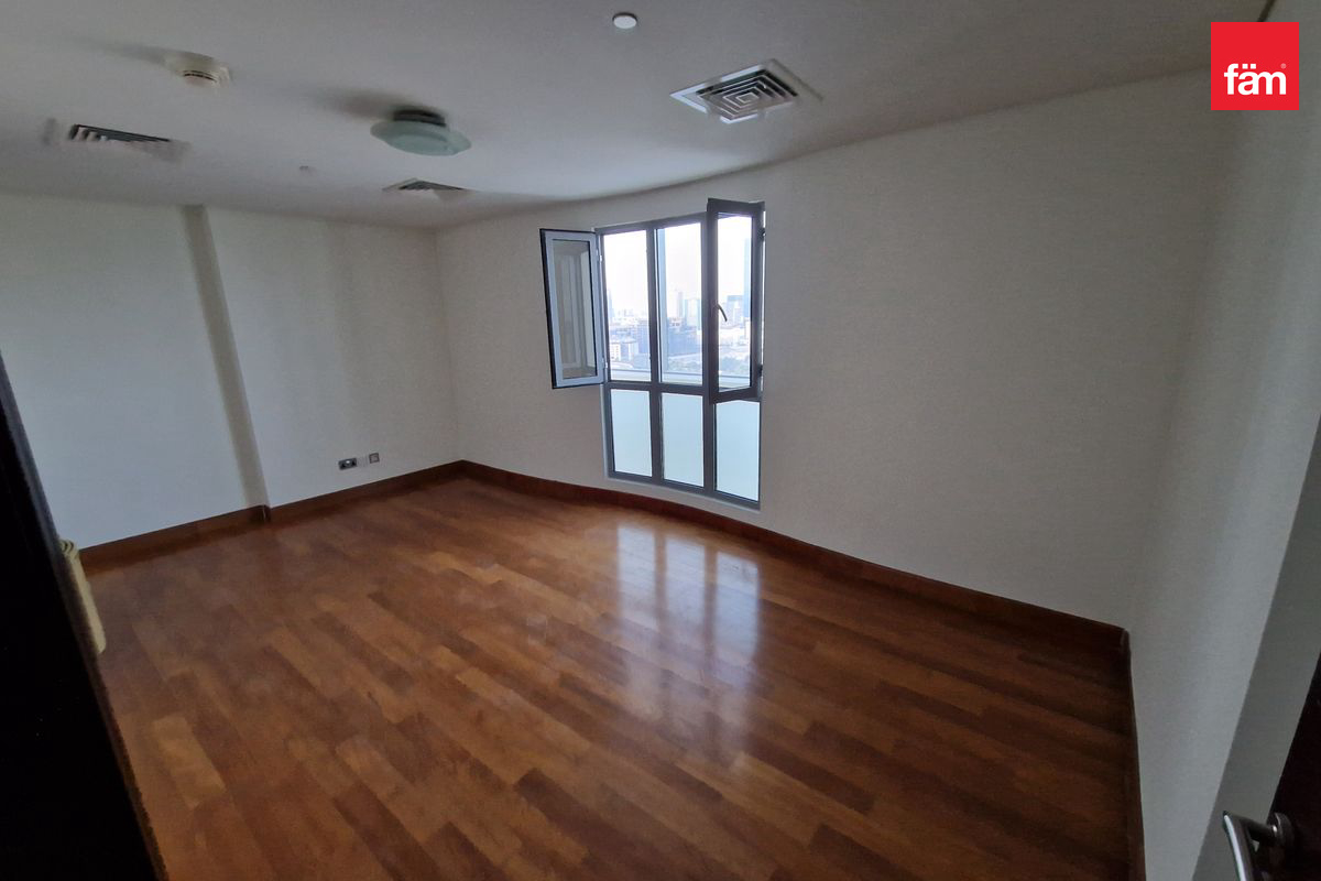 Vacant | 1bdr Duplex | Trade Centre View-9