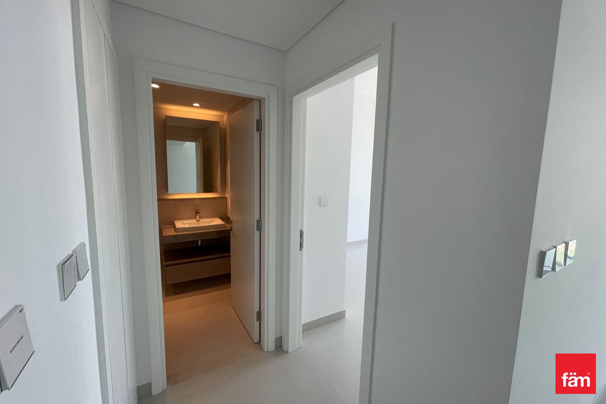 Stunning View/ Middle Floor/ Spacious Apartment-7