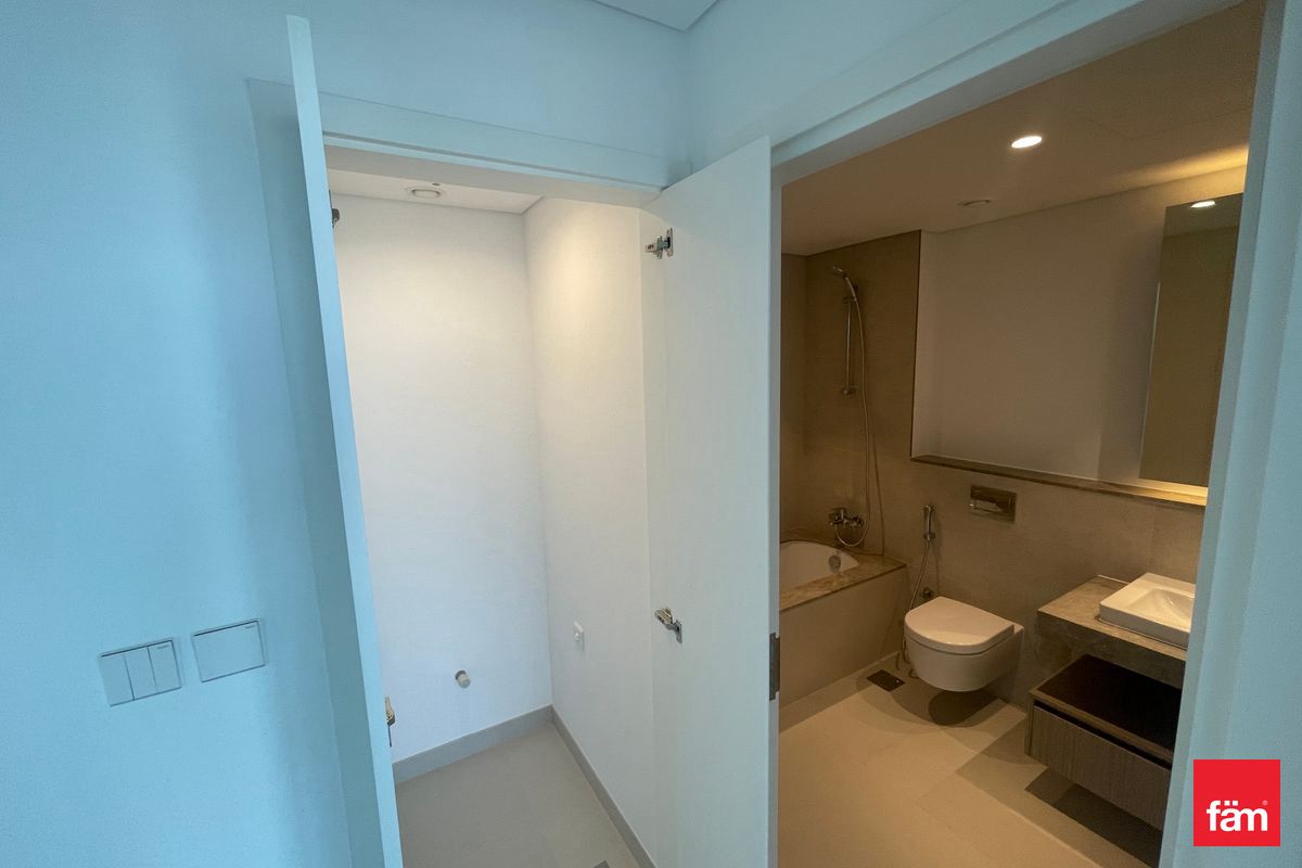 Stunning View/ Middle Floor/ Spacious Apartment-10