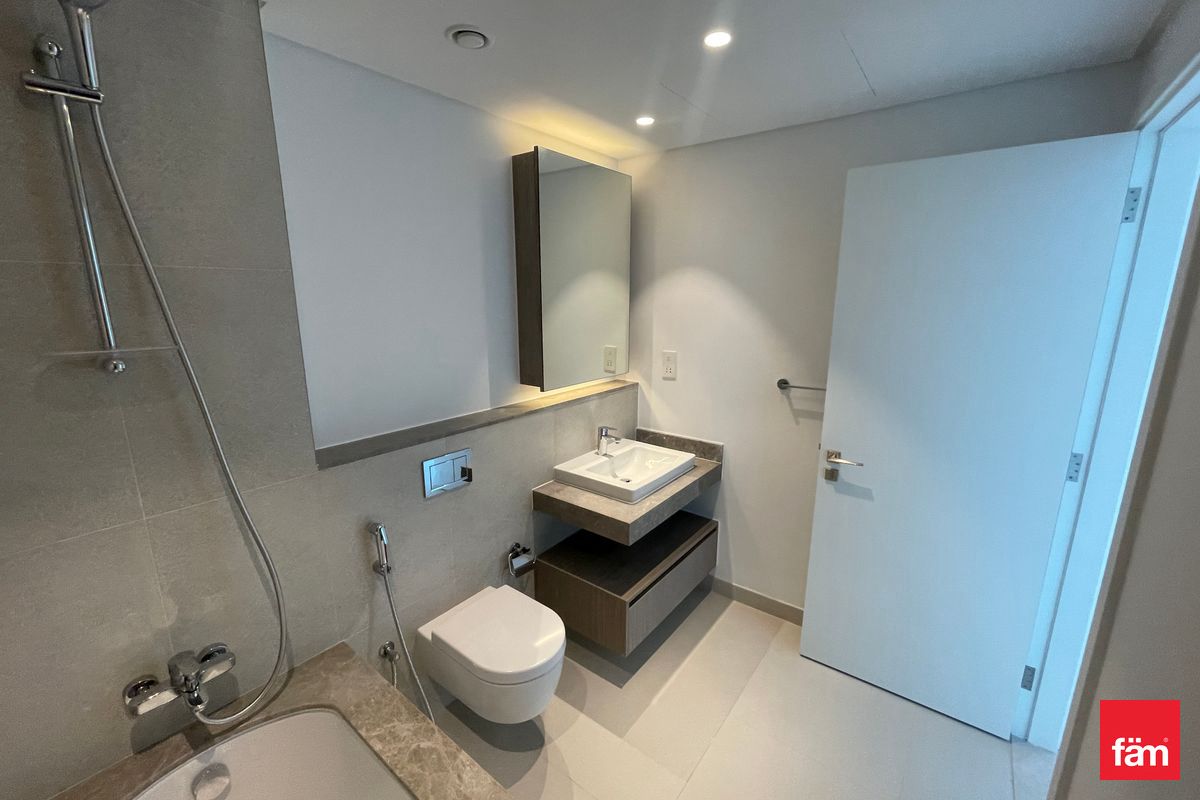 Stunning View/ Middle Floor/ Spacious Apartment-11