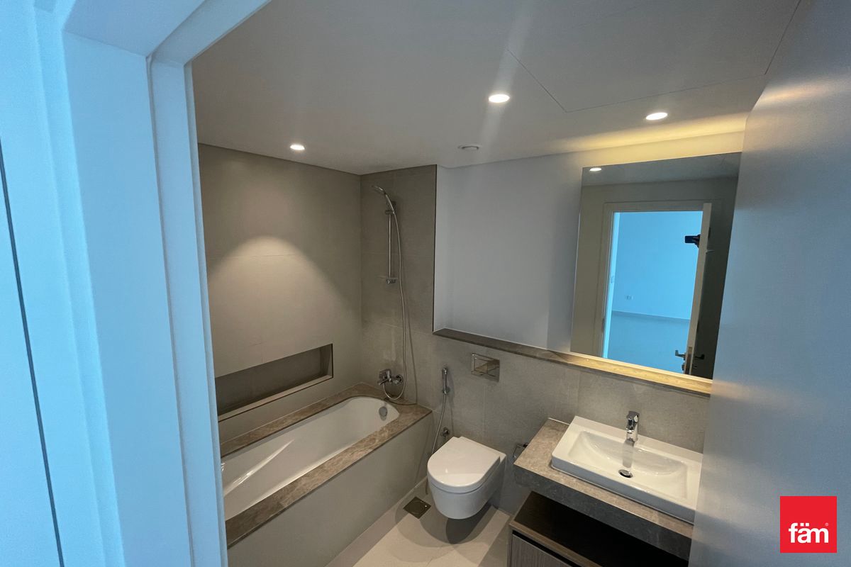Stunning View/ Middle Floor/ Spacious Apartment-9