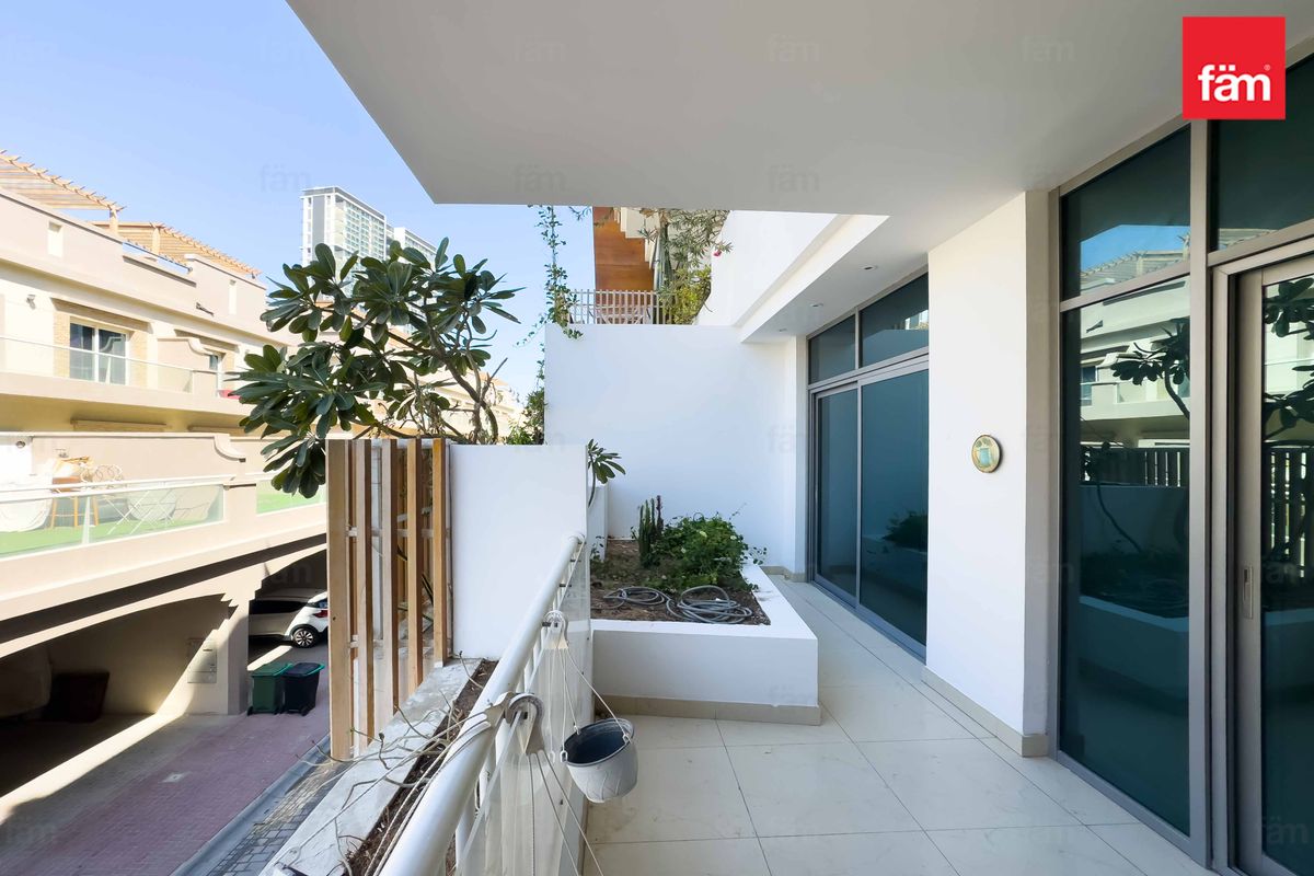 Bright Duplex Apartment | Move-In Ready-10