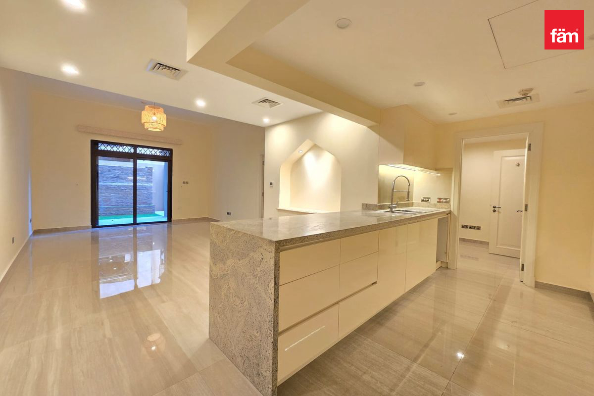 Private Garden | Upgraded Unit in Downtown-1