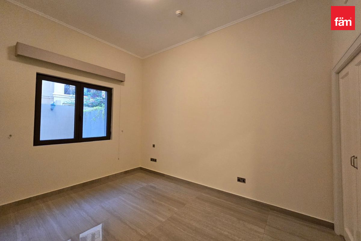 Private Garden | Upgraded Unit in Downtown-10