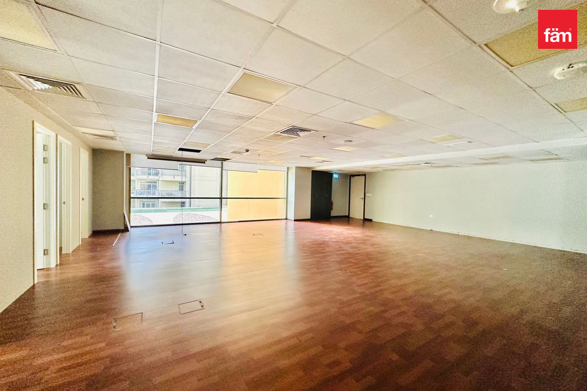 Chiller Free | Fitted | Ample Parking | Near Metro-18