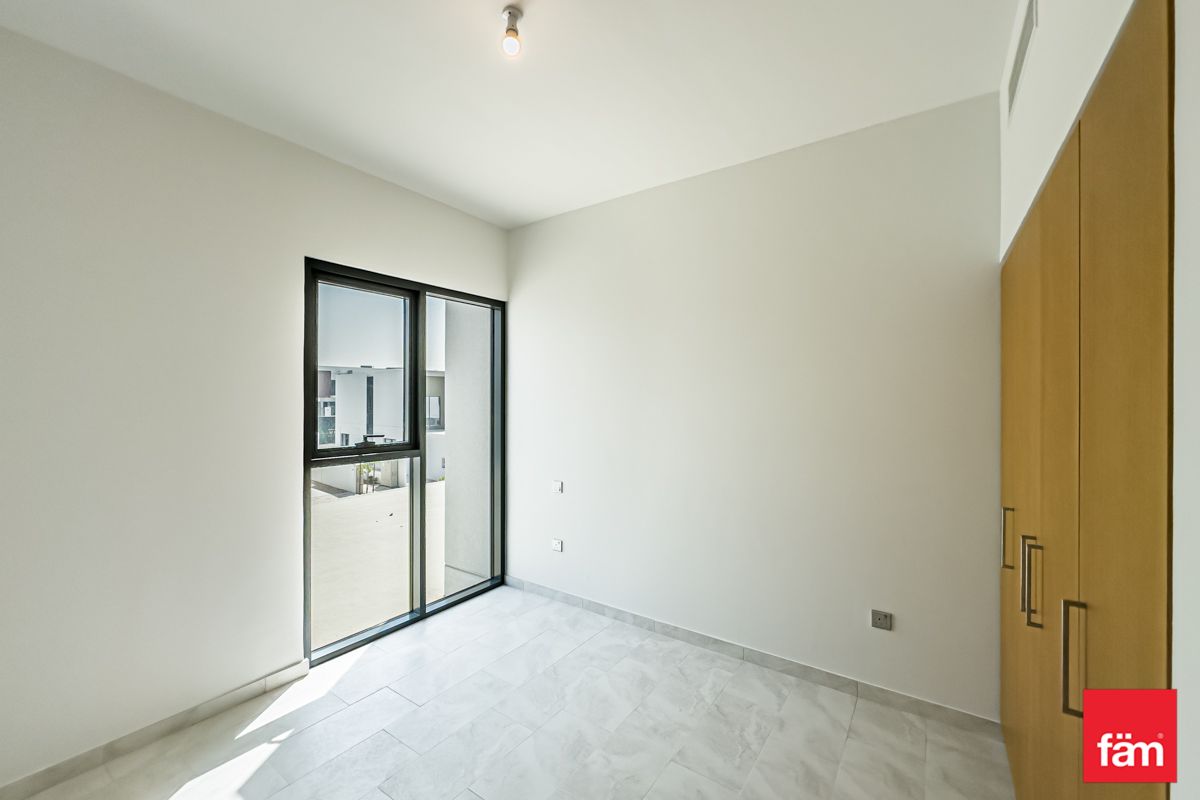 Vacant | Middle Unit | Close to Park-11