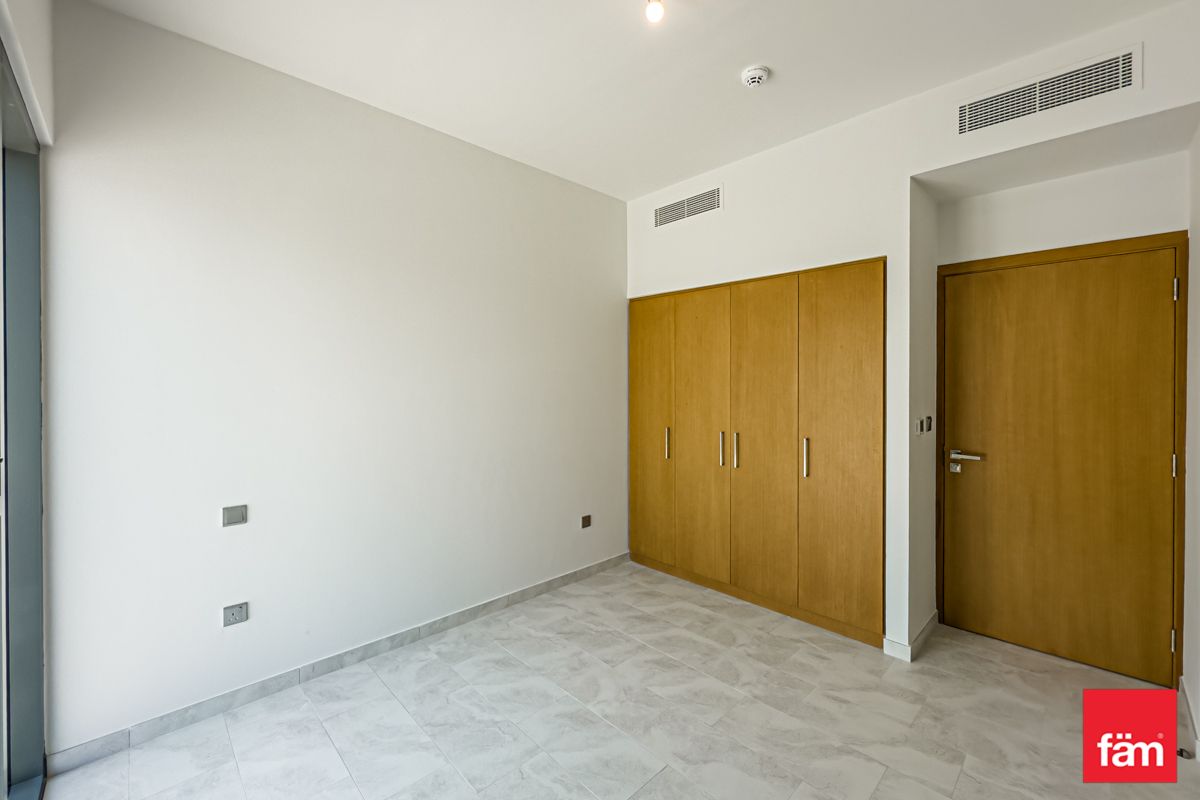 Vacant | Middle Unit | Close to Park-10