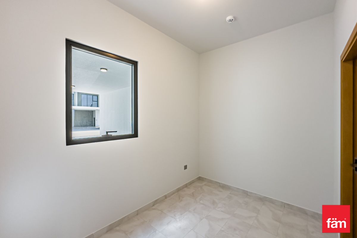 Vacant | Middle Unit | Close to Park-18