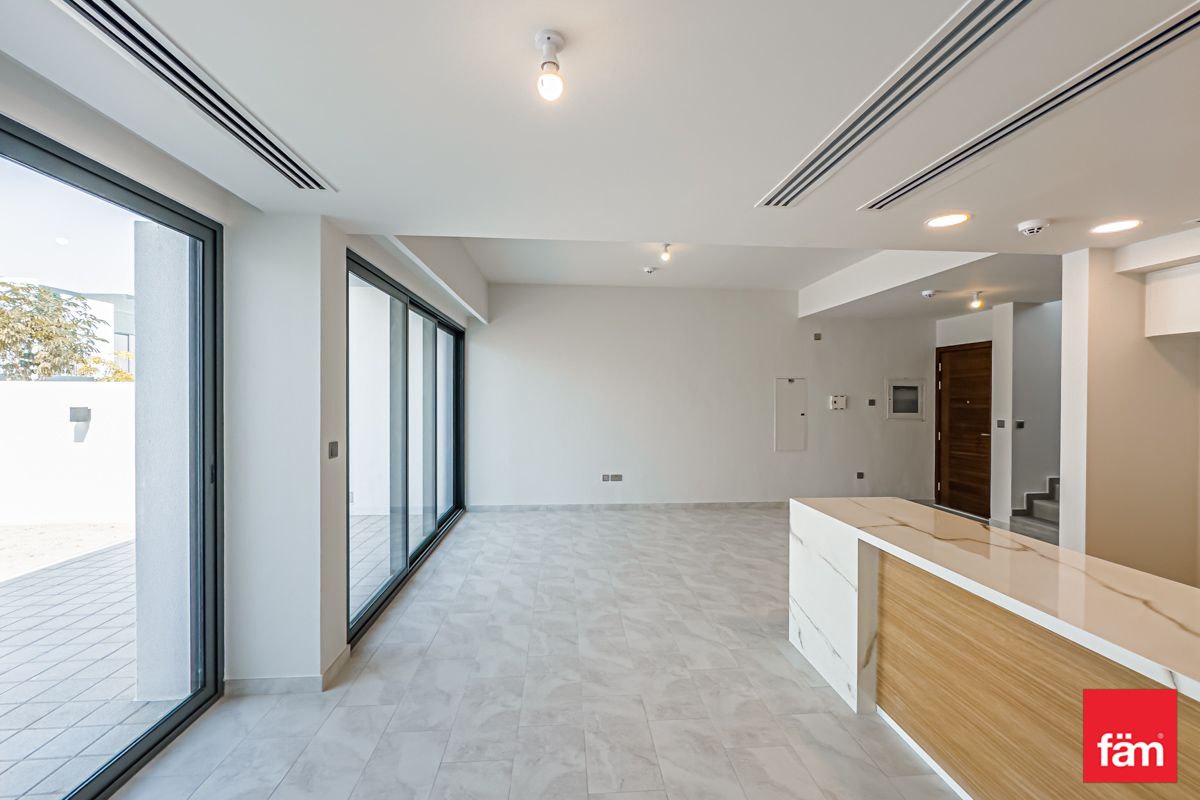Vacant | Middle Unit | Close to Park-8