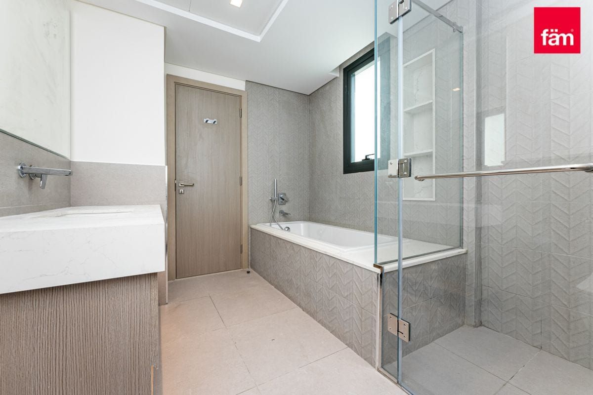 ALL ENSUITE|LARGE LIVING|TYPE A | MINUTE TO POOL-6