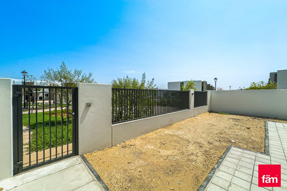Corner |  single Row 4 Bed Plus Maid-14