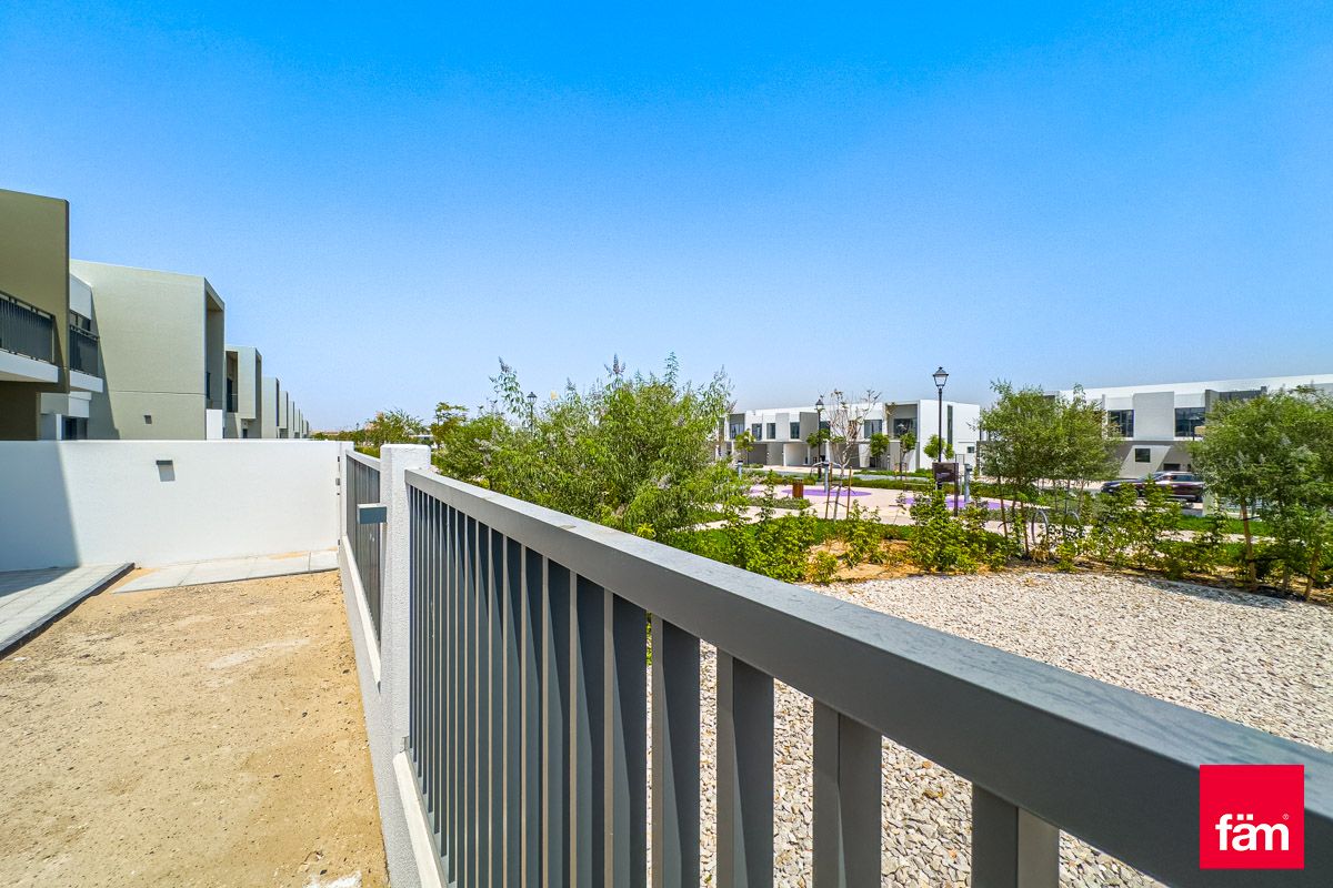 Corner |  single Row 4 Bed Plus Maid-22