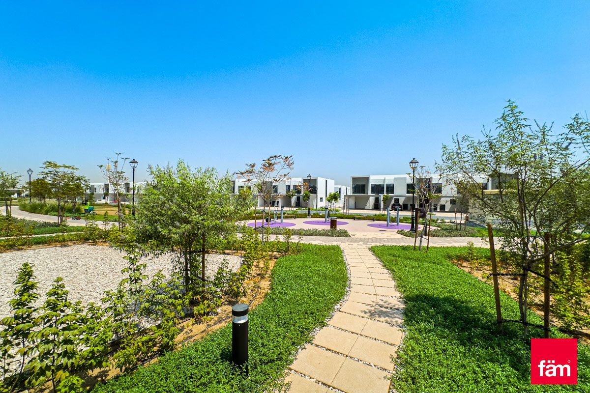Corner |  single Row 4 Bed Plus Maid-20