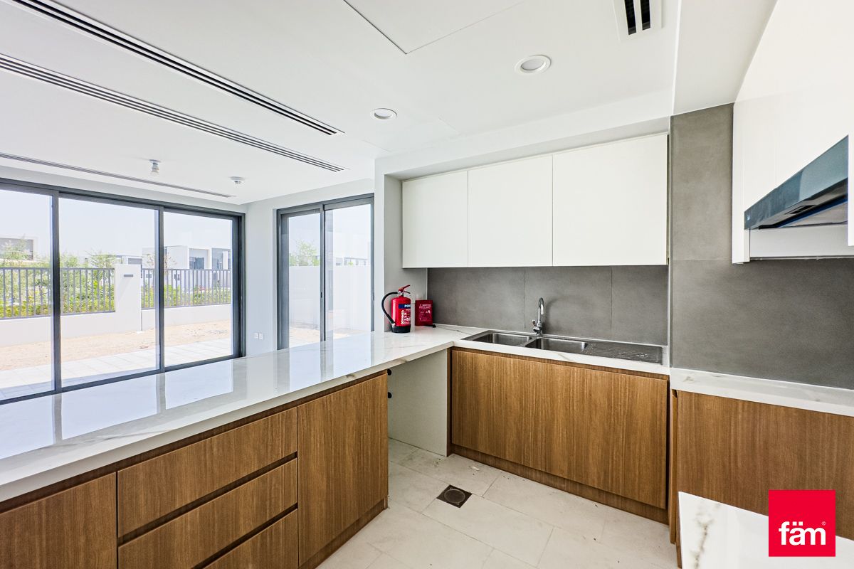 Corner |  single Row 4 Bed Plus Maid-8
