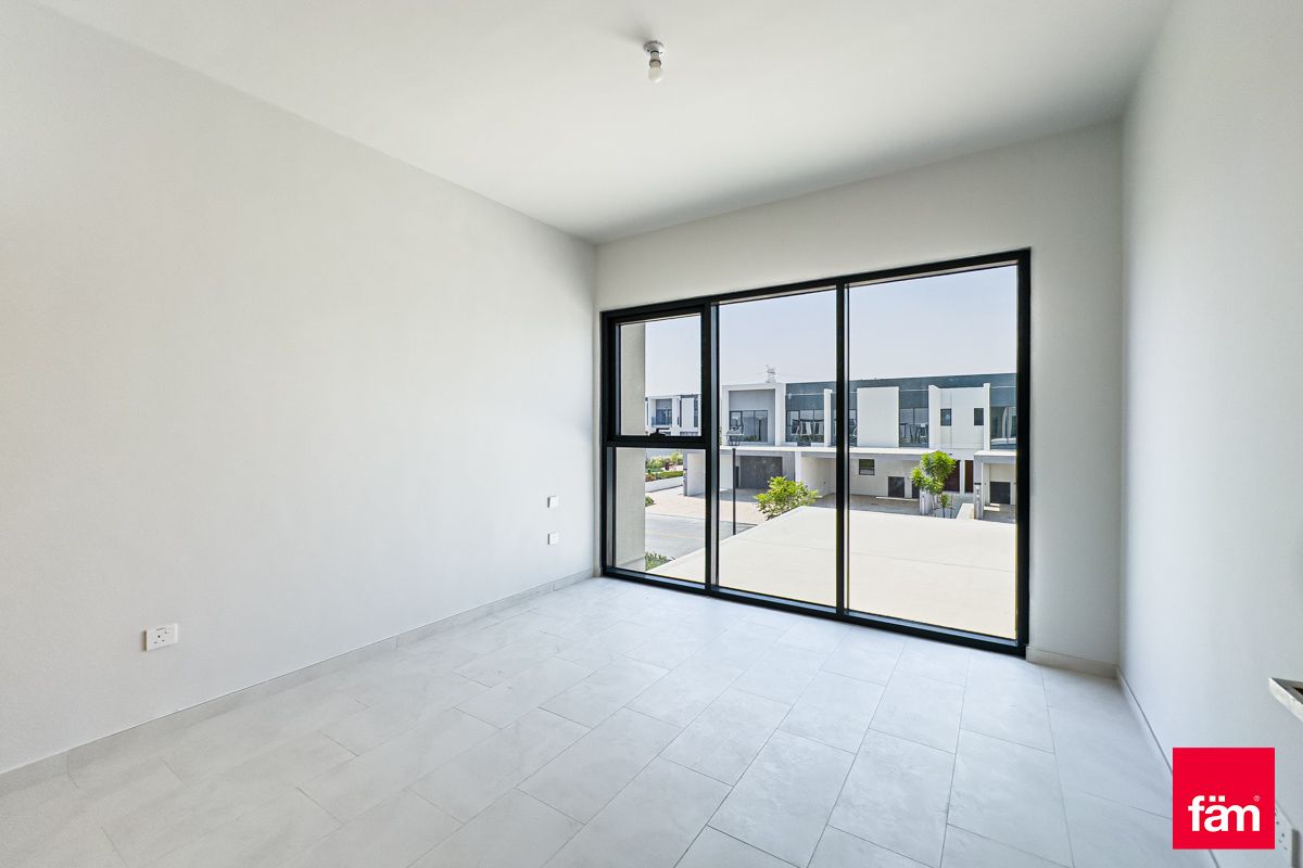 Corner |  single Row 4 Bed Plus Maid-26